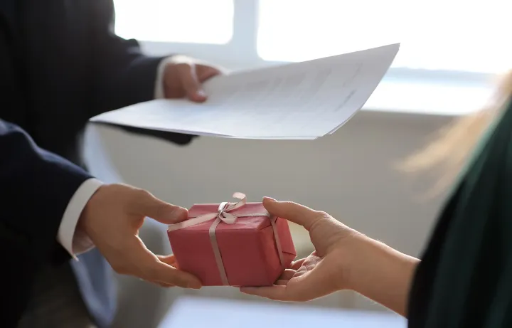 فرهنگ‌ رشوه و زیرمیزی و شیرینی بچه‌ها را به کانادا آورده‌اند!